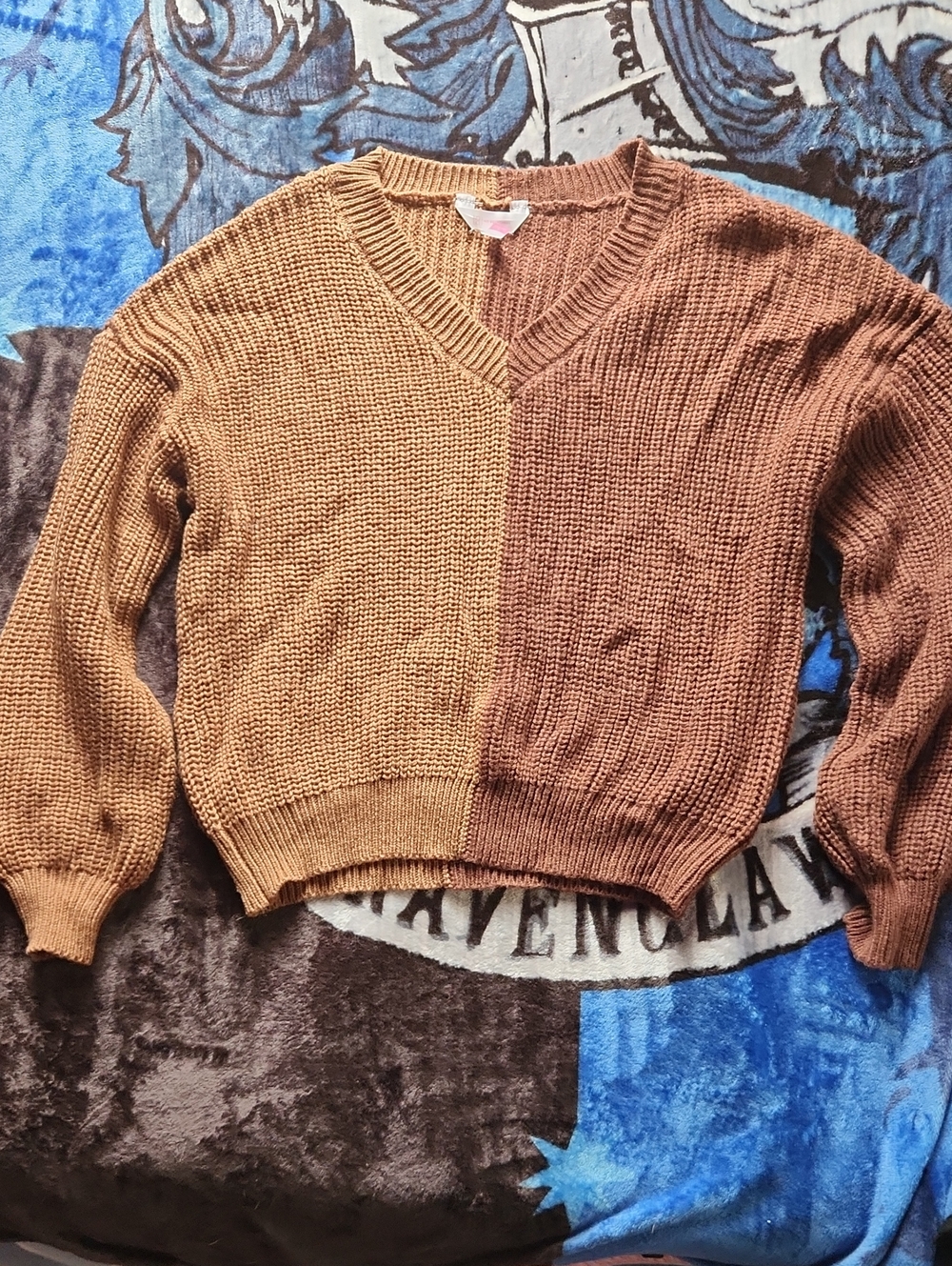No Boundaries Women’s Two-Tone Split Brown V-Neck Sweater